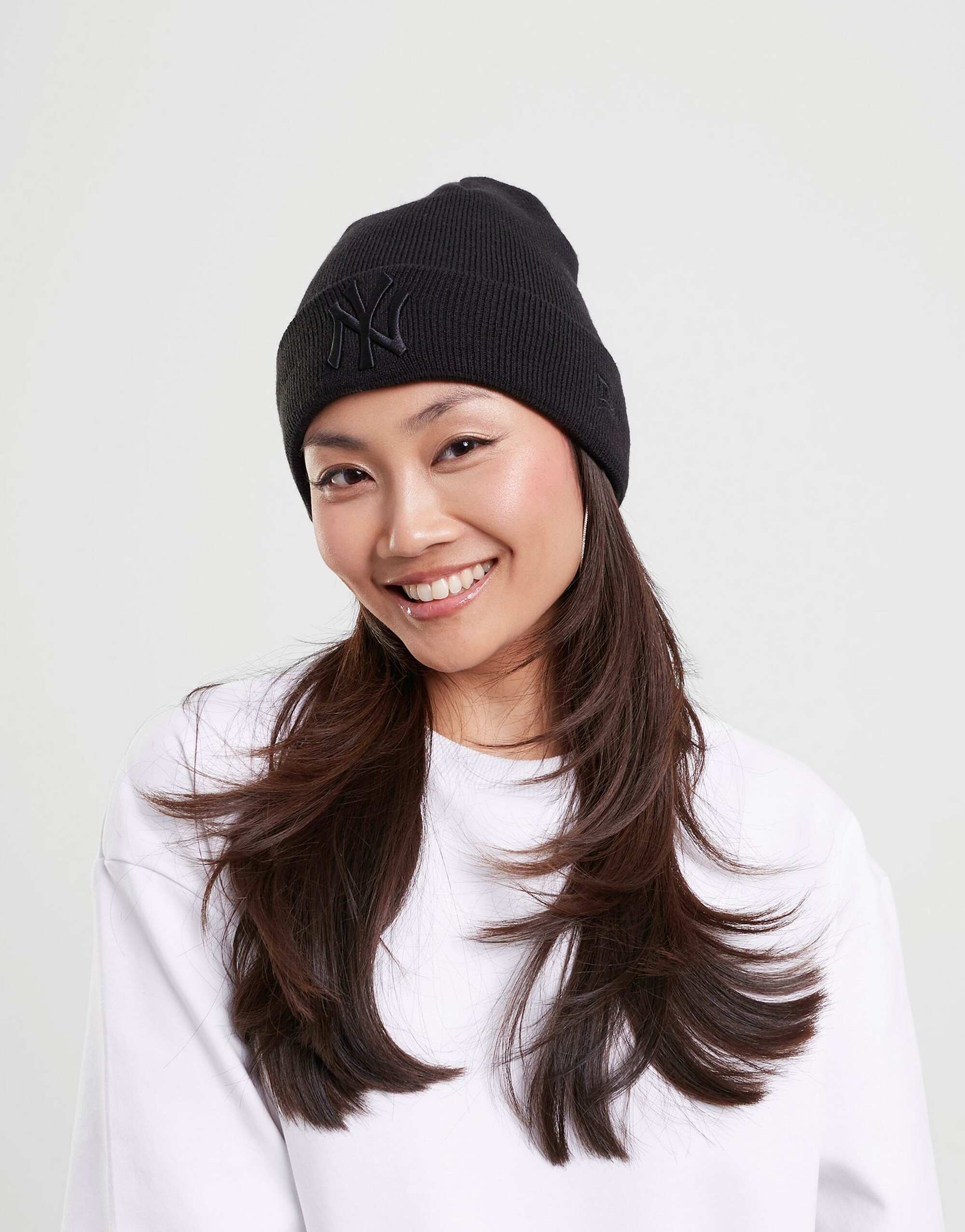 Zimowe czapki New Era: Jakie modele królują na ulicach miast?